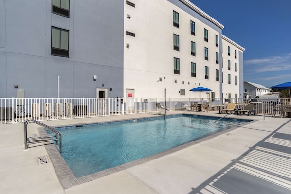 Udendørs pool, åben fra kl. 08.00 til kl. 22.00, parasoller, liggestole