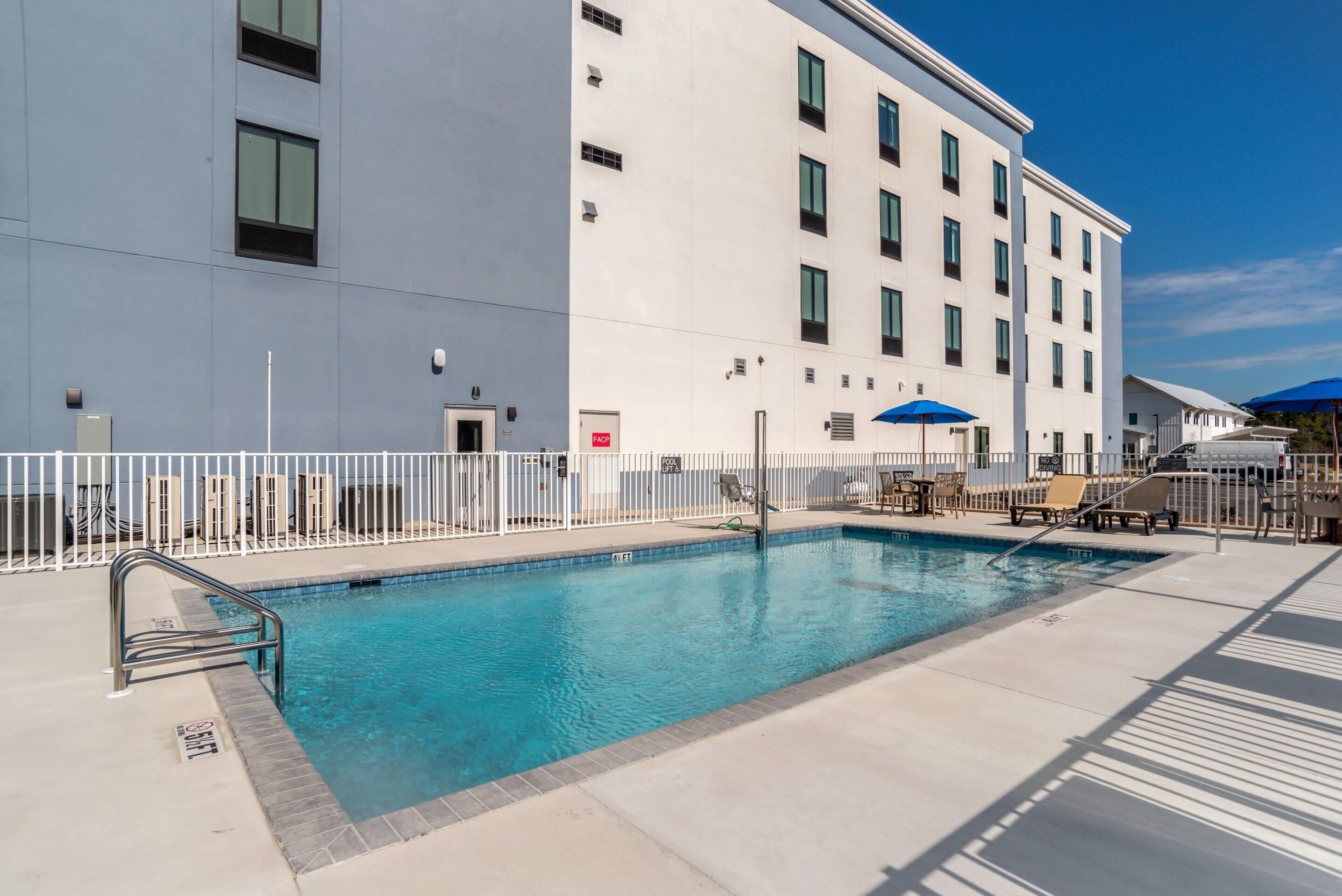 Piscina externa, funciona das 8h às 22h, guarda-sóis, espreguiçadeiras