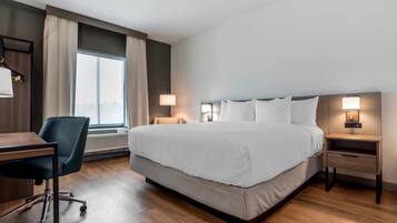 Roupas de cama premium, escrivaninha, cortinas blackout