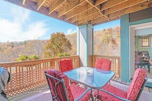 Outdoor dining - Evergreens 1522- Mtn Condo, Gated Resort, Indoor/Outdoor Pools & Hot Tub (Boone)