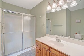 Shower, towels - Evergreens 1522- Mtn Condo, Gated Resort, Indoor/Outdoor Pools & Hot Tub (Boone)
