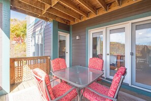 Outdoor dining - Evergreens 1522- Mtn Condo, Gated Resort, Indoor/Outdoor Pools & Hot Tub (Boone)