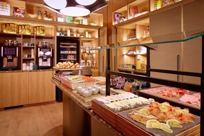 Petit déjeuner buffet servi tous les jours en supplément