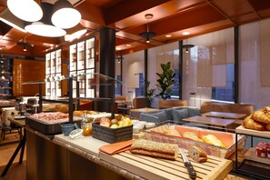 Se ofrece un desayuno bufé todos los días (por un coste adicional)