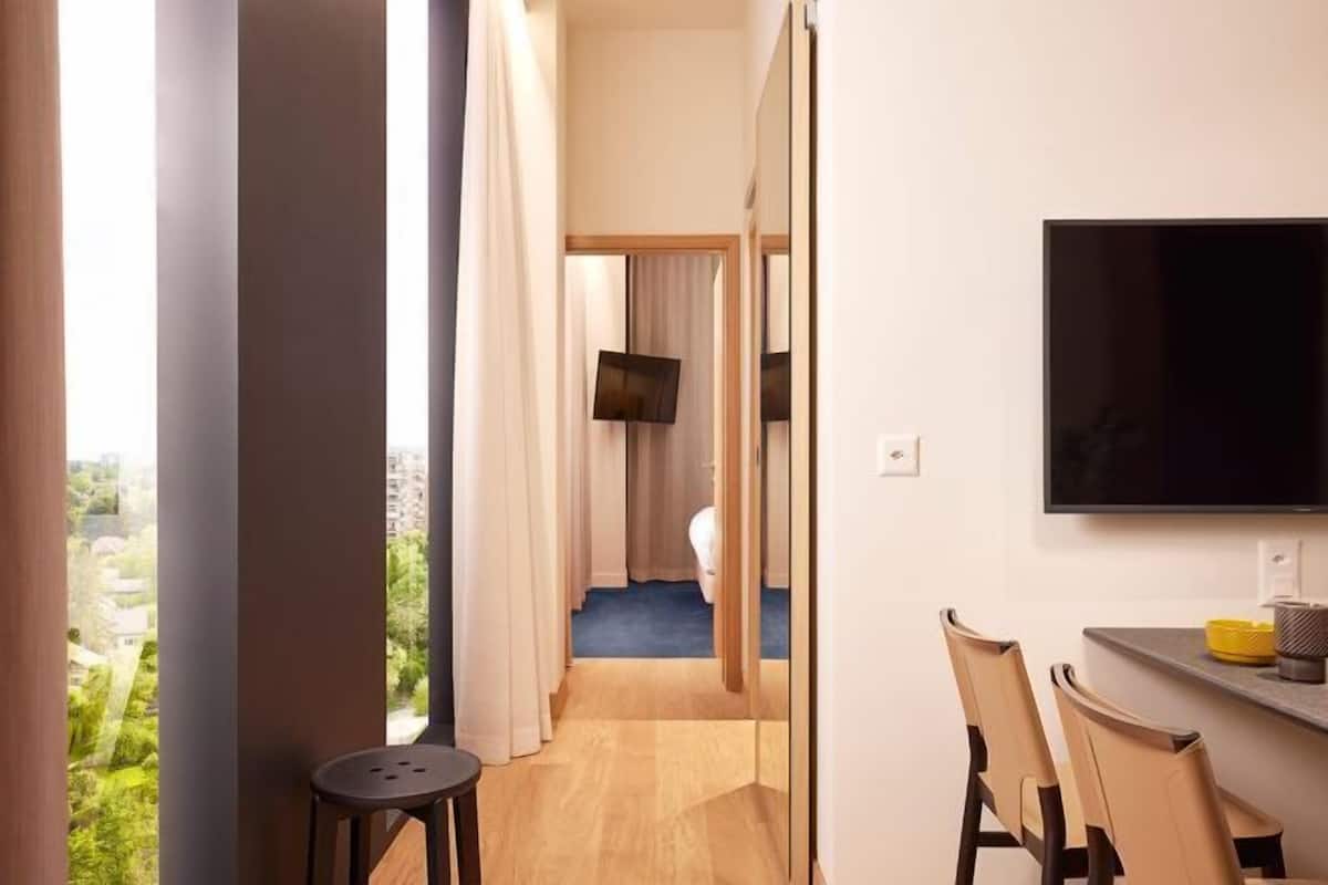 1 bedroom, in-room safe, blackout curtains, soundproofing