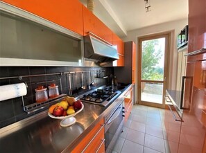 Kühlschrank, Mikrowelle, Ofen, Geschirrspüler