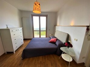 2 dormitorios, escritorio, tabla de planchar con plancha