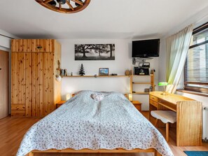 1 bedroom, desk, WiFi