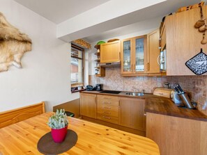 Kühlschrank, Mikrowelle, Kochgeschirr/Geschirr/Besteck