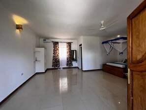 In-room safe, soundproofing, wheelchair access - Balungi Bungalow & Restaurant (Pwani Mchangani)