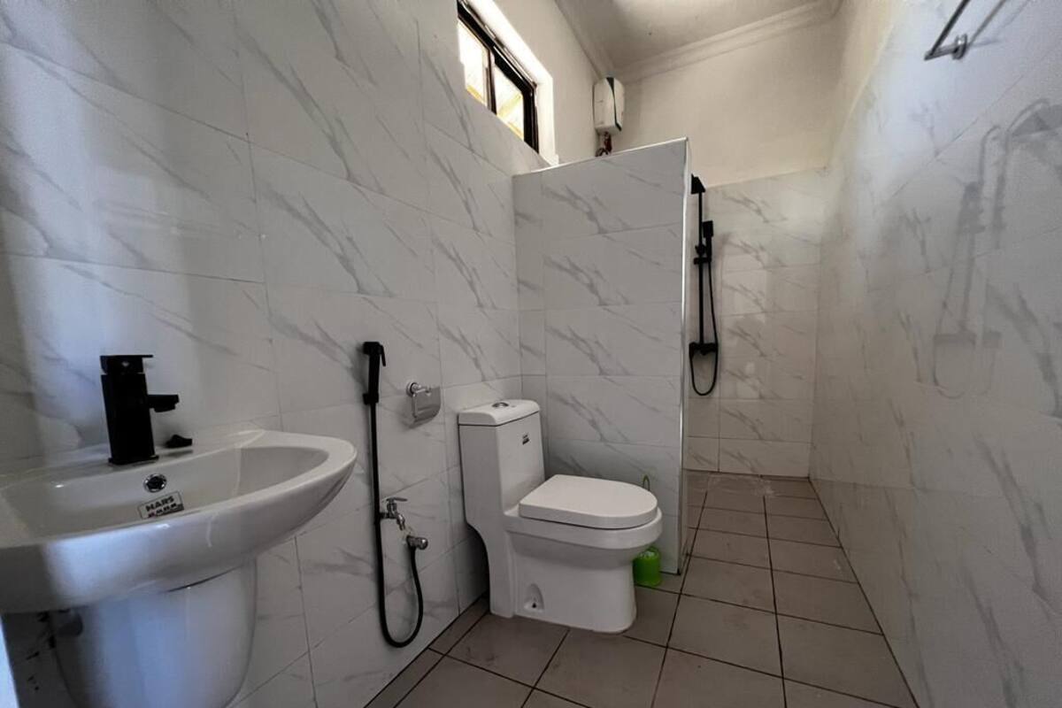 Business Double Room | Bathroom | Rainfall showerhead, free toiletries, slippers, towels