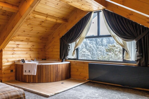 Deluxe Room | Premium bedding, minibar, in-room safe, blackout drapes