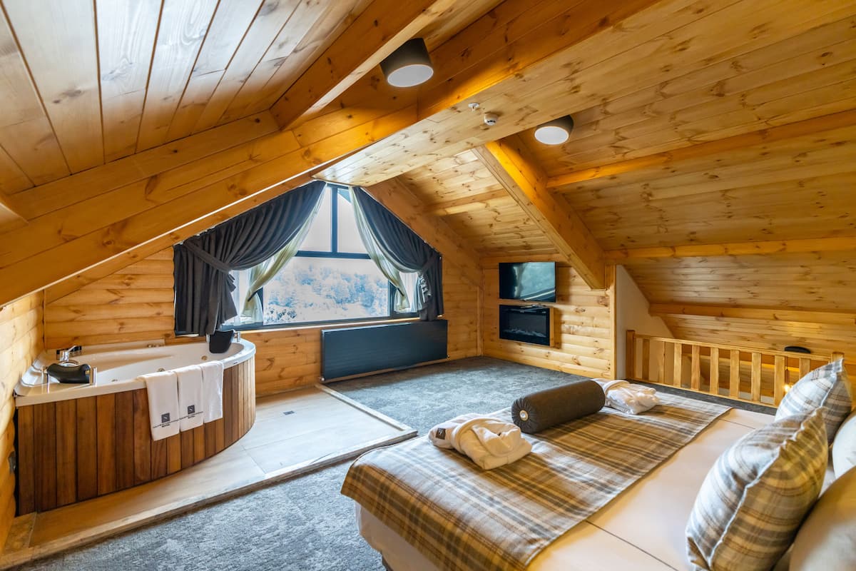 Deluxe Room | 1 bedroom, premium bedding, minibar, in-room safe