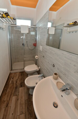 Shower, hair dryer, bidet, towels - Relaxation and recreation among nature, history and entertainment. (Peschiera del Garda)
