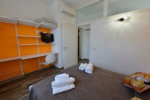 1 bedroom, desk, iron/ironing board, travel crib - Relaxation and recreation among nature, history and entertainment. (Peschiera del Garda)