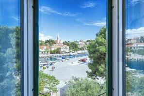 Une vue sur un port avec des bateaux, une église et des bâtiments.