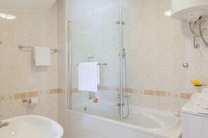 Combined shower/tub