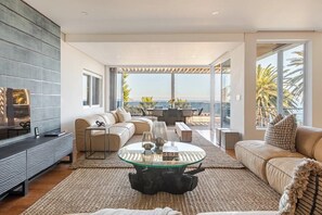 Una televisión, una chimenea