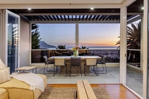 TV, fireplace - Modern Home 400m from the beach:gym, heated pool (Cape Town)