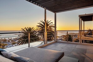 Property grounds - Modern Home 400m from the beach:gym, heated pool (Cape Town)