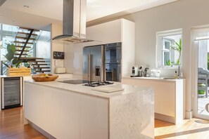 Frigorífico, microondas, horno y lavavajillas