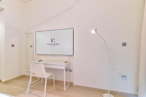 Estudio, 1 cama Queen size, vista a la ciudad | Tabla de planchar con plancha y wifi gratis 