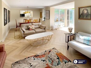 Living area - Chobham - 3 Bedroom Townhouse W/ Garden & Parking (Chobham)