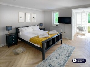 3 bedrooms, WiFi - Chobham - 3 Bedroom Townhouse W/ Garden & Parking (Chobham)