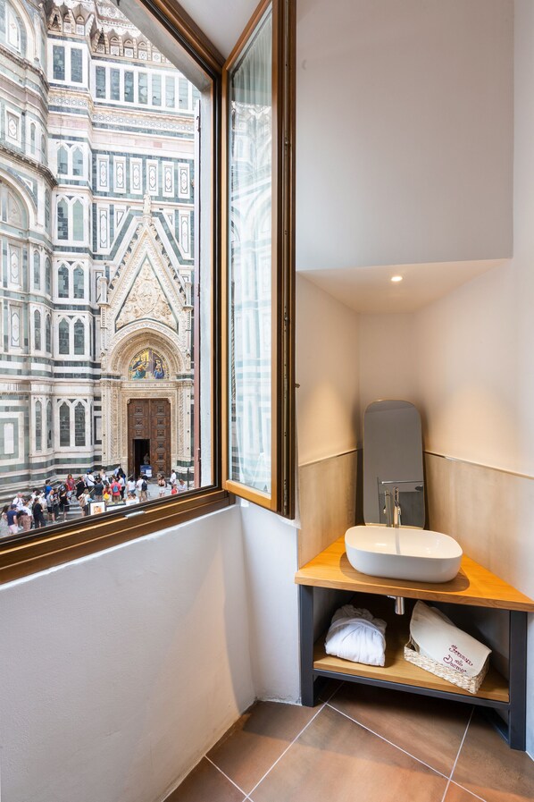 行政客房, 城市景观 | 浴室 | 淋浴设施、大花洒淋浴喷头、吹风机、浴袍