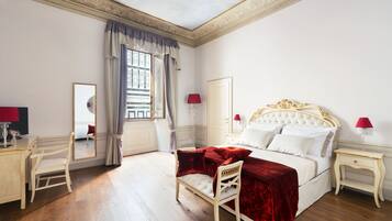 Minibar, escritorio, insonorización y tabla de planchar con plancha