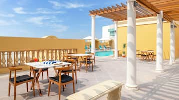 Outdoor pool, pool umbrellas, sun loungers
