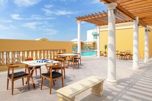 Outdoor pool, pool umbrellas, sun loungers