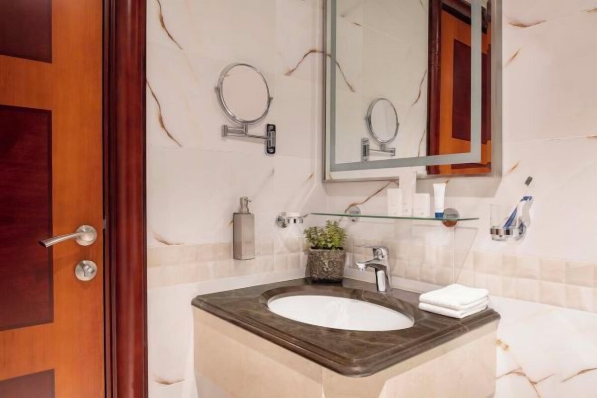 Bathroom | Combined shower/tub, rainfall showerhead, designer toiletries