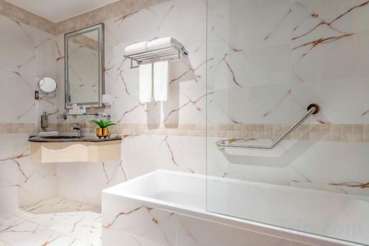 Bathroom | Combined shower/tub, rainfall showerhead, designer toiletries