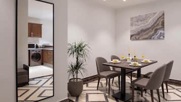 Premier Room, 1 Bedroom | Dining room