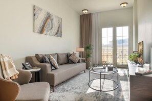 Premier Room, 1 Bedroom | Living area