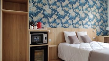 Double Room, 1 Queen Bed | Desk, laptop workspace, free WiFi, bed sheets