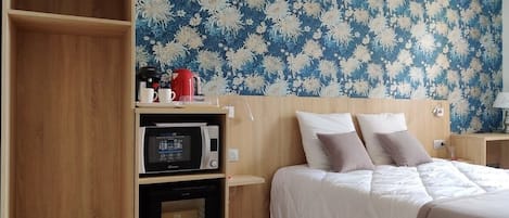 Doppelzimmer, 1 Queen-Bett | Schreibtisch, laptopgeeigneter Arbeitsplatz, kostenloses WLAN