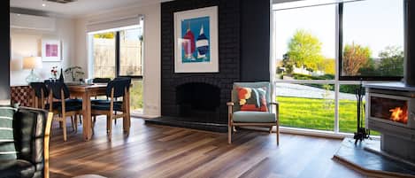 Smart TV, fireplace