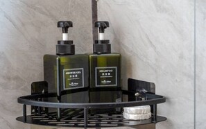 Badewanne, Haartrockner, Handtücher, Seife