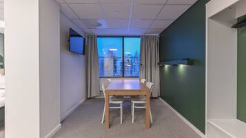 Studio Tiêu chuẩn | Khu vực làm việc phù hợp cho laptop, màn/rèm cản sáng