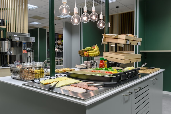 Tägliches Frühstücksbuffet (12 EUR pro Person)