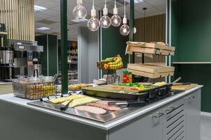 Café da manhã com buffet todos os dias (EUR 12 por pessoa) 