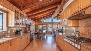 Una cocina amplia con armarios de madera, una isla grande y una estufa a gas.