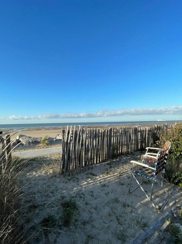 Accommodatie ligt op het strand, ligstoelen