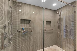 Bathtub, towels