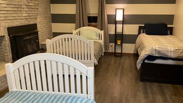 5 slaapkamers, een bureau, een strijkplank/strijkijzer, gratis wifi