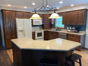 Kjøleskap, mikrobølgeovn, ovn og kokeplater