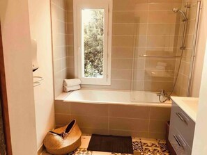 Combined shower/bathtub, free toiletries, hair dryer, toilet paper - La Terrasse du Mole (Sète)