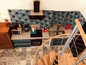 Frigorífico, microondas, horno y placa de cocina